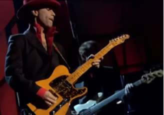 Prince fazendo solo no Hall da Fama do Rock