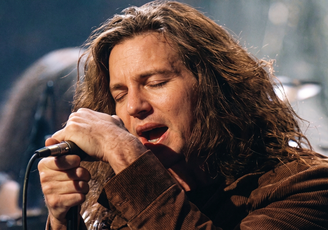 Eddie Vedder cantando em Acústico do Pearl Jam