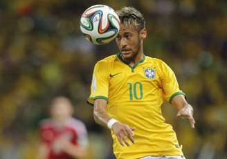 Neymar cabeceia a bola em jogo da Seleção 