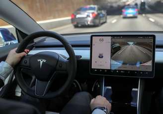 Um Tesla Modelo 3 em Moscou, na Rússia (Foto: Evgenia Novozhenina/Reuters)