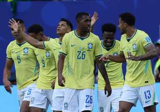 Jogadores comemoram um dos gols do Brasil na vitória sobre a Escócia
