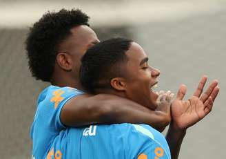 Vinicius Jr e Endrick durante treinamento da seleção brasileira na Copa do Mundo