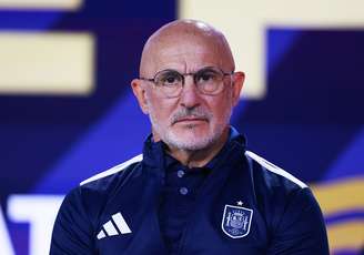 Luis de la Fuente em evento da Fifa antes de final da Copa