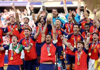 Jogadores da Espanha com troféu de campeão mundial