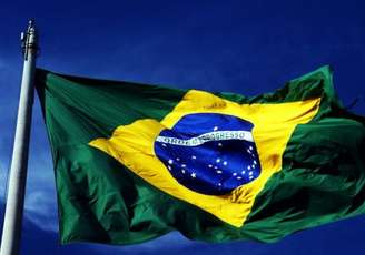 A bandeira do Brasil foi criada em 1889 por Raimundo Teixeira Mendes, com desenho de Décio Vilares e colaboração de Miguel Lemos e Manuel Pereira Reis. O retângulo verde representa as florestas, o losango amarelo simboliza as riquezas minerais, e a esfera azul com estrelas reflete o céu do Rio de Janeiro na proclamação da República.