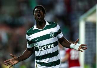 Issa Doumbia comemorando um gol pelo Sporting 