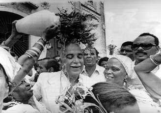 Antônio Carlos Magalhães recebe banho de folhas na Lavagem do Bonfim, em Salvador, em 1983