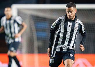 Coutinho com a camisa do Santos 