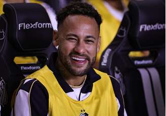 Neymar no banco de reservas durante Santos x Flamengo, pelo Brasileirão