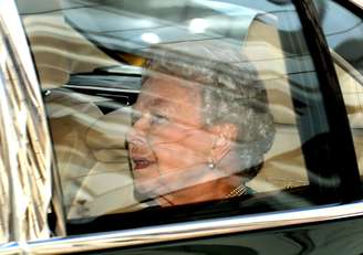 A rainha Elizabeth deixa o Palácio de Kensington após visitar o bisneto