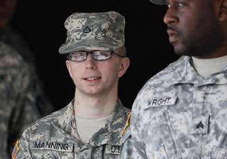 Fardado, Manning é escoltado até o tribunal durante julgamento