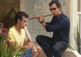 Laerte reencontra o filho e os dois tocam flauta juntos