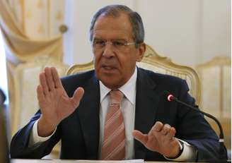 <p>O ministro das Relações Exteriores da Rússia ressaltou que os problemas na Vanezuela devem ser resolvidos de forma constitucional, sem  ingerência externa. Na foto, Lavrov participa de encontro com o colega venezuelano, Elias Jaua, em Moscou, em 29 de maio</p>