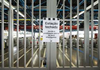 Na estação Artur Alvim os passageiros encontraram portões fechados e um aviso de greve do metrô