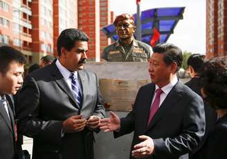 <p>Presidente Xi Jinping conversa com Nicolás Maduro durante evento em Caracas. Xi Jinping lidera comitiva chinesa em giro pela América Latina</p>