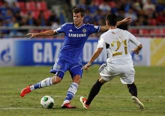 Meia do Chelsea Van Ginkel enfrenta Romain Gasmi, do Thai Singha All-Stars, durante amistoso em Bangcoc. 17/07/2013
