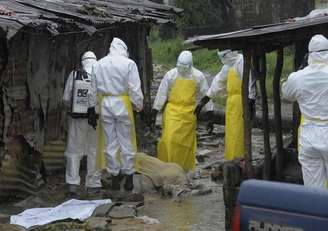 <p>Equipe de saúde resgata corpo abandonado de morto com sintomas do Ebola em Monróvia, na Libéria</p>