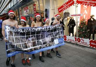 Alguns membros de um grupo de defensores dos animais realizaram neste sábado, em Berlim, na Alemanha, um protesto contra o uso de peles de animais em roupas