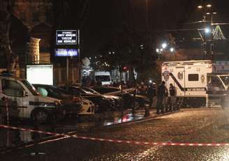 Peritos checam a cena de um atentado contra uma delgacia em Istambul, em 6 de janeiro