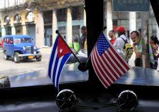 <p>Limite da quantia de dinheiro permitida a americanos enviarem para familiares em Cuba será aumentado (de US$ 2 mil para US$ 8 mil por ano)</p>