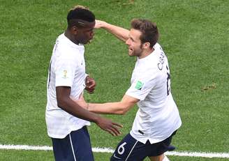 Pogba e Cabaye comemoram juntos um gol na Copa do Mundo