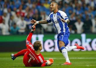 Quaresma marca gol do Porto contra o Bayern de Munique.