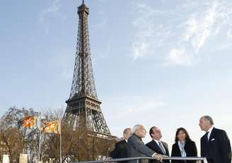 Autoridades conversam perto da Torre Eiffel em Paris.  10/4/2015.