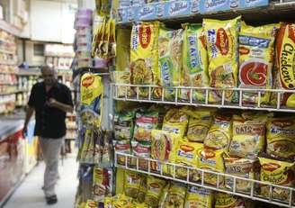 Pacotes de macarrão Maggi, da Nestlé, em mercado de Mumbai