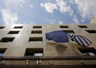 Bandeira da UE e da Grécia na entrada da sede do banco central grego, em Atenas