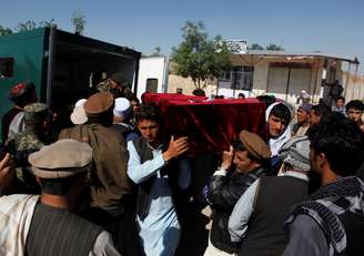 Parentes carregam caixão com vítima de ataque no Afeganistão.