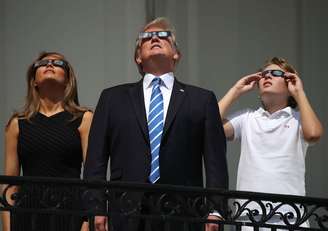 Família Trump observa eclipse do Sol