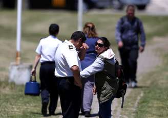 Integrantes da Marinha e parentes de tripulantes de submarino desaparecido choram em Mar del Plata
 23/11/2017    REUTERS/Marcos Brindicci
