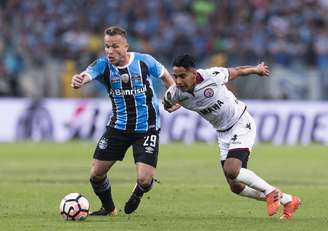 Arthur em ação pelo Grêmio