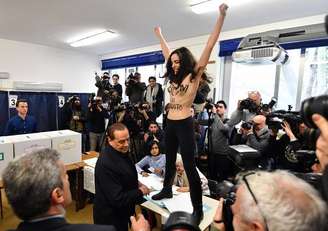 Jovem de 29 anos, do Femen, protestou contra Silvio Berlusconi