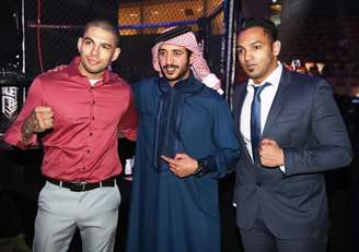 Mohammed (direita) posa com Sheikh Khalid (centro) e peso leve Lucas "Mineiro" (esquerda) (FOTO: Divulgação)