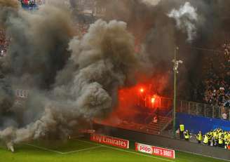 Torcedores do Hamburgo, protestando contra o primeiro rebaixamento da história do time, acenderam sinalizadores e jogaram no campo bombas de fumaça.