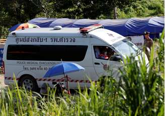 Ambulância deixa complexo de cavernas de Tham Luang em Chiang Rai, na Tailândia 09/07/2018 REUTERS/Soe Zeya Tun