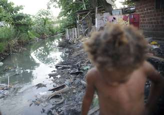 Direitos humanos são aqueles aos que todas as pessoas, sem distinção, deveriam ter acesso: direito à vida, à segurança, à liberdade, à saúde, à moradia, alimentação, liberdade de expressão.