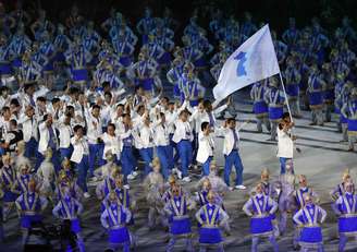 Atletas coreanos entram unidos na cerimônia