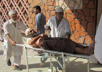 Homem ferido em ataque suicida é levado para hospital no Afeganistão 11/09/2018 REUTERS/Stringer