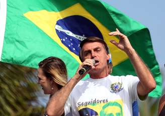 O deputado federal Jair Bolsonaro(PSC-RJ) durante manifestação com seus seguidores na Barra da Tijuca, zona oeste do Rio de Janeiro.