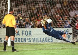 O goleiro Dida, do Corinthians salta para defender o pênalti cobrado pelo jogador Edmundo, do Vasco da Gama na partida final do Campeonato Mundial de Clubes da FIFA realizado no estádio do Maracanã, em 2000.