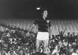 O jogador Zico, do Flamengo, comemora após marcar gol contra o Olaria, pelo Campeonato Carioca (Taça Guanabara), no estádio do Maracanã,blaze cin1976