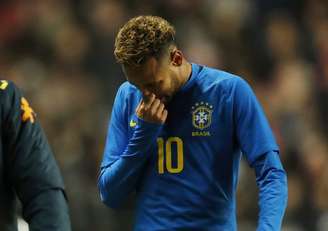 Neymar deixa o gramado em amistoso do Brasil contra Camarões (20/11/2018)