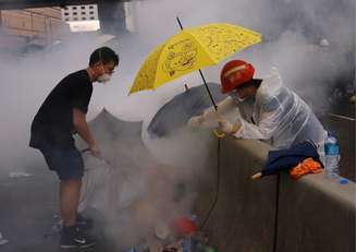 Manifestantes tentam se proteger do gás lacrimogênio em Hong Kong