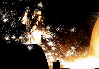 Trabalhador opera alto-forno de siderúrgica. 6/12/2012. REUTERS/Ina Fassbender