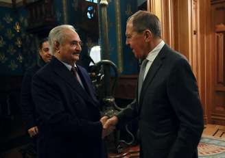 Comandante do Exército Nacional da Líbia, Khalifa Haftar, cumprimenta ministro das Relações Exteriores da Rússia, Sergei Lavrov, em Moscou
13/01/2020
Ministério das Relações Exteriores da Federação Russa/Divulgação via REUTERS