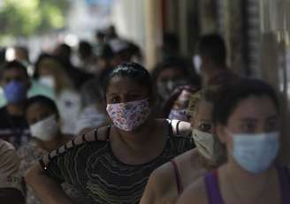 Pessoas esperam em fila na Caixa para sacar auxílio emergencial do governo em meio à pandemia do Covid-19, Rio de Janeiro
27/04/2020
REUTERS/Ricardo Moraes