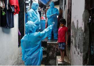 Agentes de saúde medem temperatura de criança em comunidade carente em Mumbai
01/07/2020
REUTERS/Francis Mascarenhas