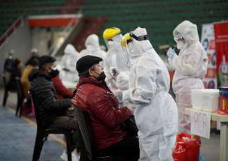 Profussionais de saúde coletam material para realização de testes de coronavírus, em La Paz
07/01/2021
REUTERS/David Mercado